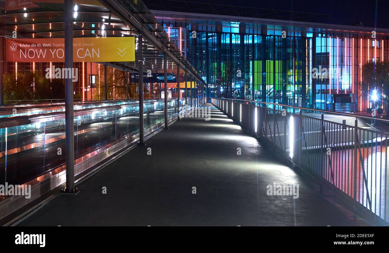 Wolfsburg, 28. November 2020: Nachtaufnahme der Fußgängerbrücke vom Bahnhof zur Autostadt mit Laufband und Geländer Stockfoto