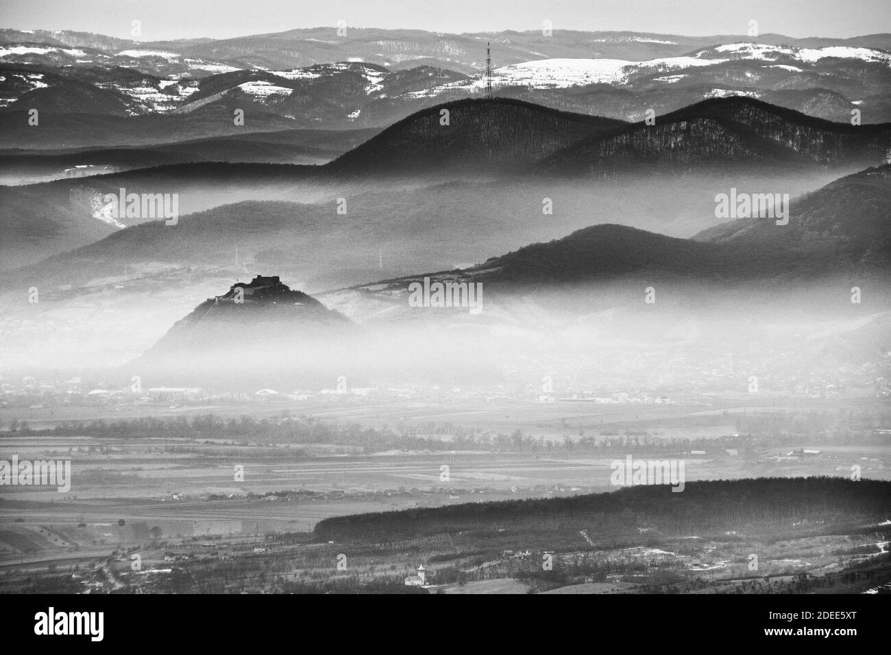 Winter alpine Landschaft im Nationalpark Retezat, Karpaten, Rumänien, Europa. Schneebedeckte Berglandschaft Stockfoto