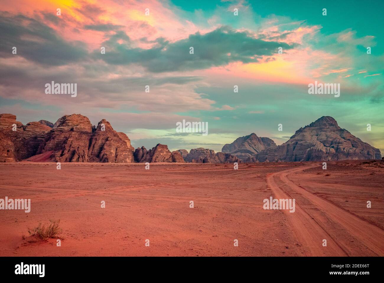 Planet Mars-ähnliche Landschaft - Foto der Wadi Rum Wüste in Jordanien mit rotem rosafarbenem Himmel oben wurde diese Location als Drehort für viele Science-Fiction-Filme genutzt Stockfoto