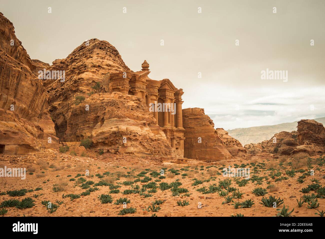 Ad Deir (das Kloster) in der antiken Stadt Petra, an einem bewölkten Tag. Stockfoto