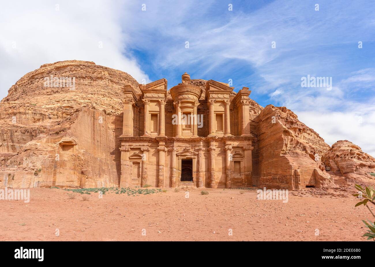 Landschaft von Ad Deir oder El Deir, "das Kloster" ist ein monumentales Gebäude aus dem Felsen in der alten jordanischen Stadt Petra geschnitzt. Ist ein Beispiel für t Stockfoto