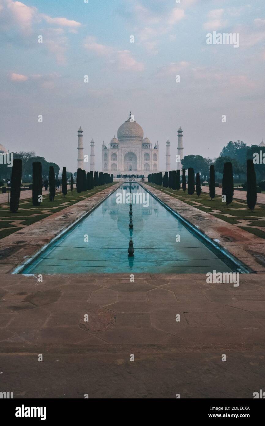 Taj Mahal Reflexion bei Sonnenaufgang, gesehen vom Char Bagh Pool, Agra, Indien Stockfoto