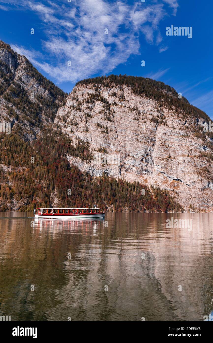 Passagierboot im Herbst auf dem Königssee im Berchtesgadener Land, Bayern, Deutschland. Stockfoto