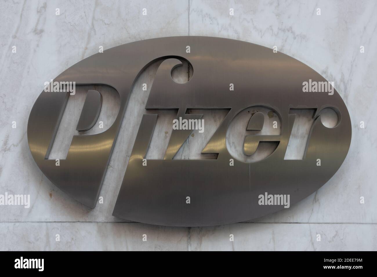 Pfizer Pharmaceutical Company Logo außerhalb des Welthauptsitzes in New York City Stockfoto