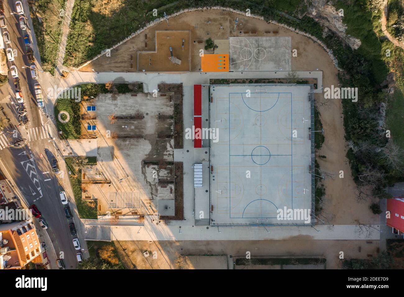 Luftaufnahme Drohne Foto von Basketballfeld in der Nähe von MUHBA Turo De la Rovira Stockfoto