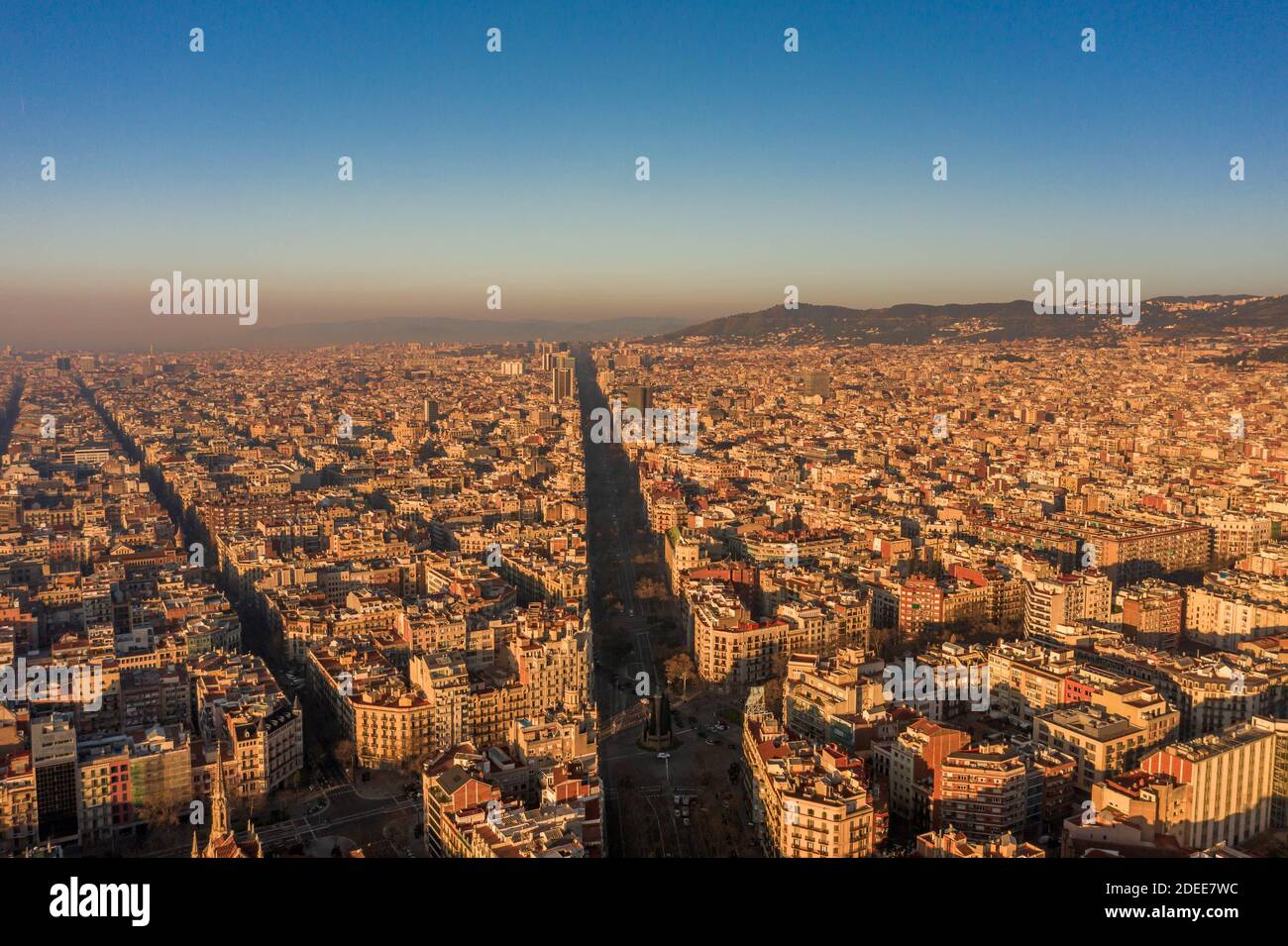 Luftdrohne Aufnahme von .Avinguda Diagonal in Barcelona Innenstadt in sonnenaufgang Stockfoto