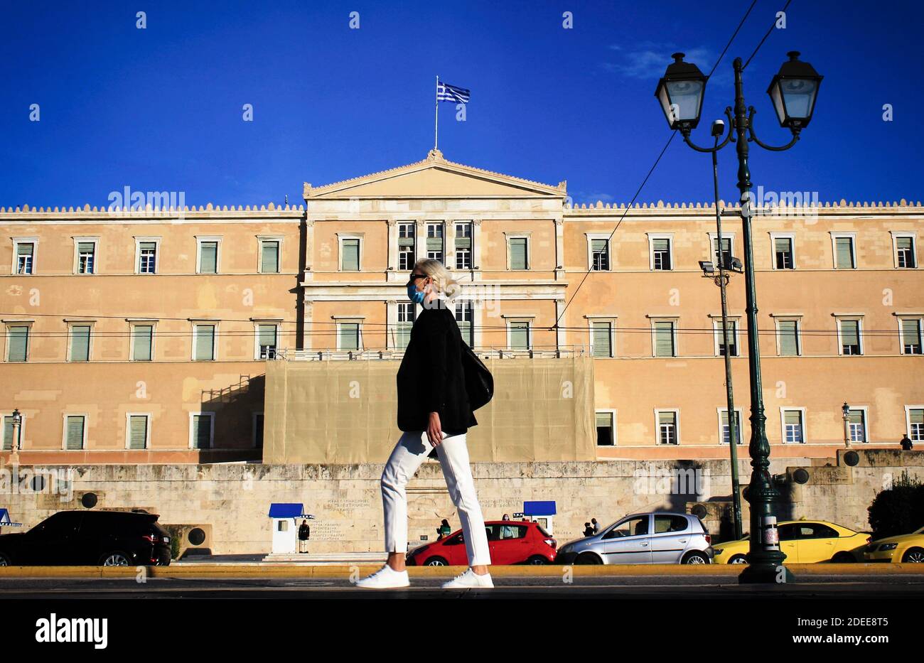 Menschen auf dem Syntagma-Platz mit dem griechischen Parlament im Hintergrund - Athen, Griechenland, 5. November 2020. Stockfoto