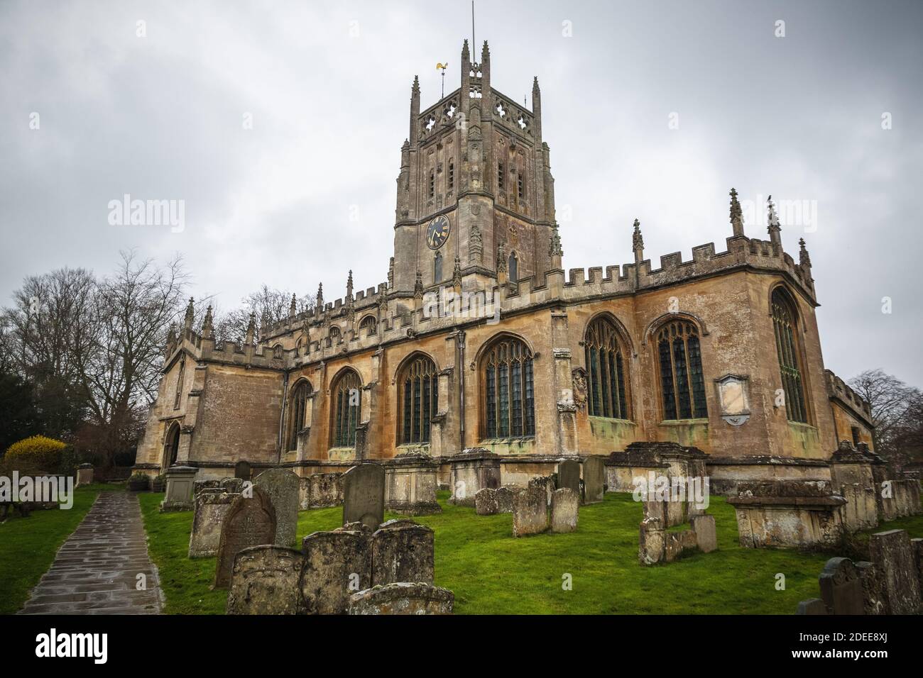 Außenansicht der St. Mary's Church, Fairford, England an einem bewölkten Tag Stockfoto