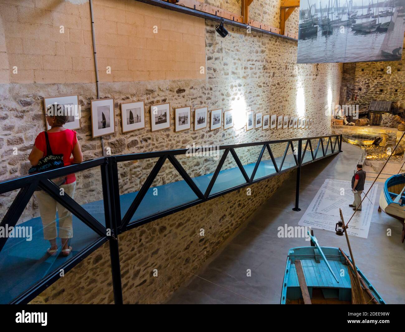 Ausstellungen im Port Musee Maritime Museum in at Port Rhu in Douarnenez ein Hafen in der Finisterre Bretagne im Nordwesten Frankreich Stockfoto