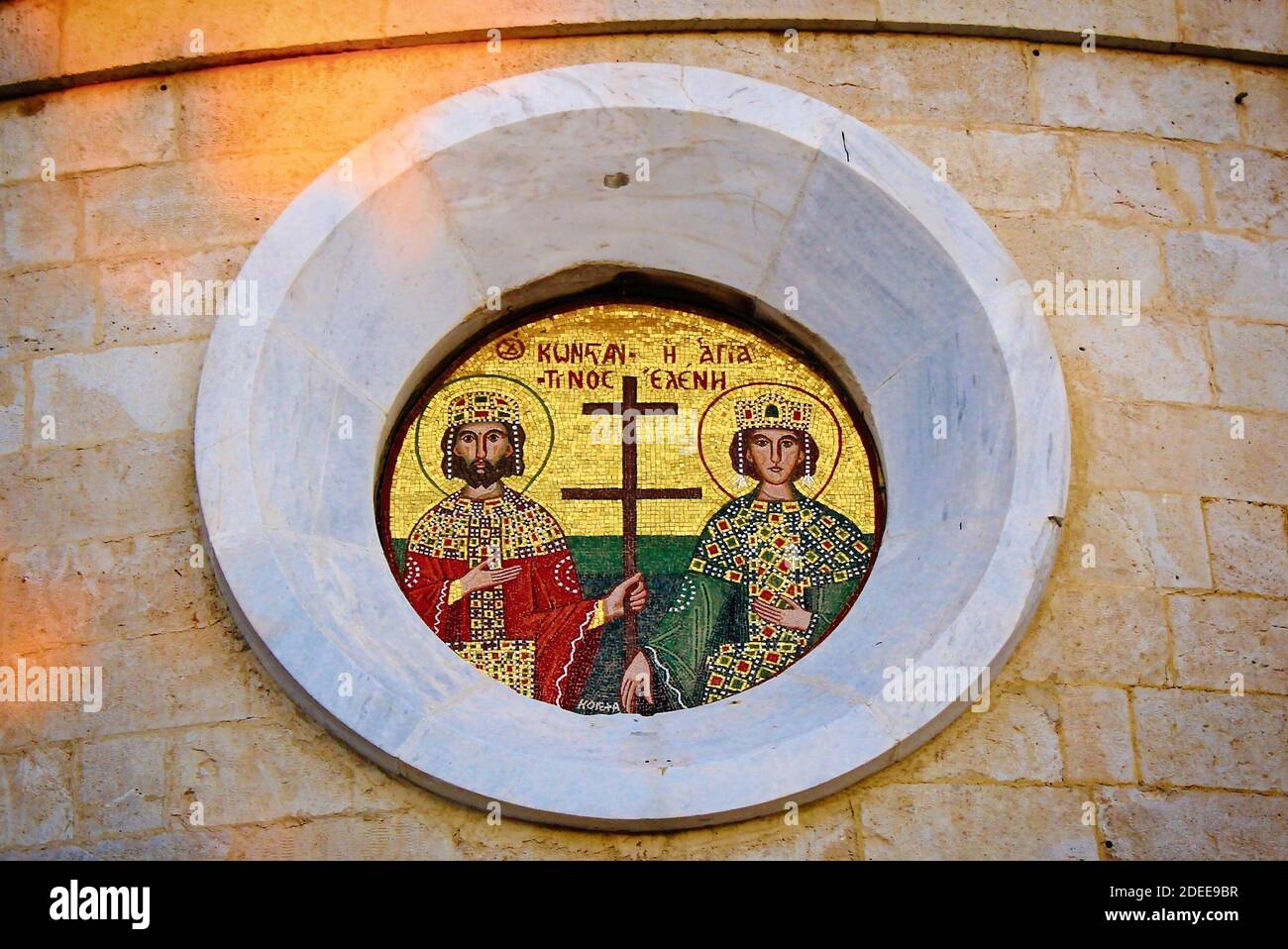 Schönes Mosaik des Heiligen Konstantin und Helen vor einer griechisch-orthodoxen Kirche in Athen, Griechenland, Februar 29 2020. Stockfoto