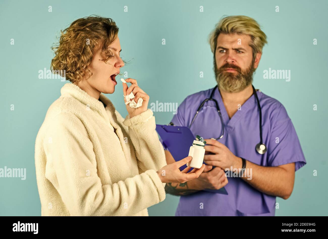 Verschreiben Sie Tests und Behandlung. Kranker Patient. Medizinische Hilfe. Symptome einer Virusinfektion. Medizinische Behandlung. Effektive Heilungen. Anamnese. Arzt kommunizieren Frau. Überdosierung des Medikaments. Tägliche Rate Medikamente. Stockfoto