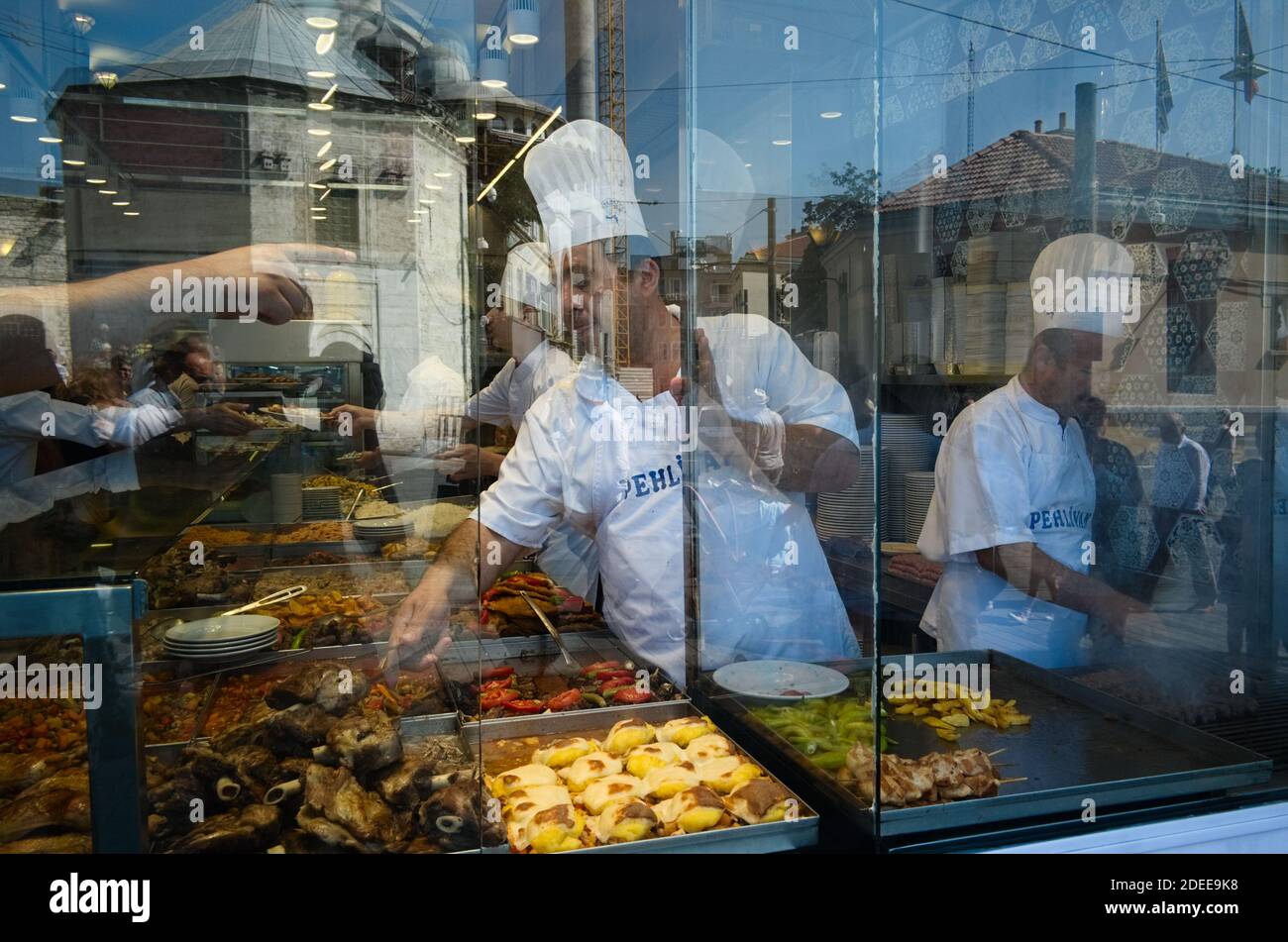 Istanbul, Türkei - September, 2018: Türkische Küche im Food Buffet Cafe im Stadtzentrum. Koch hat Essen geschöpft Mahlzeiten. Zeigen des Kunden mit dem Finger Stockfoto