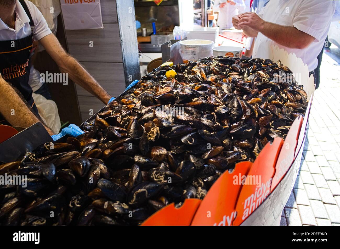 Istanbul, Türkei - September, 2018: Miesmuscheln in Muscheln gefüllt mit Reis und serviert mit Zitrone. Midye ist traditionelles türkisches Essen. Stockfoto