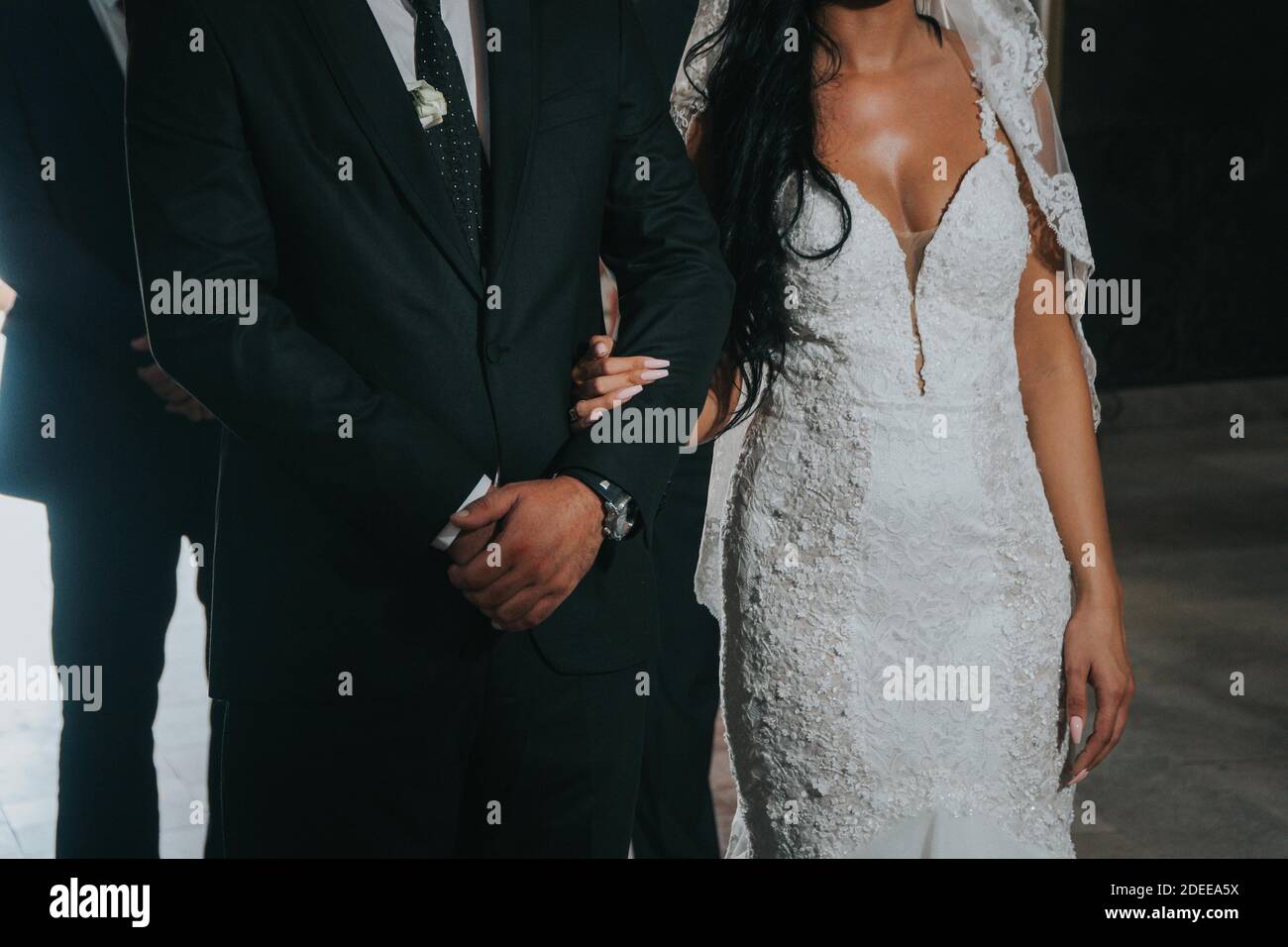 Eine Nahaufnahme eines wunderschönen Paares an ihrem Hochzeitstag Stockfoto