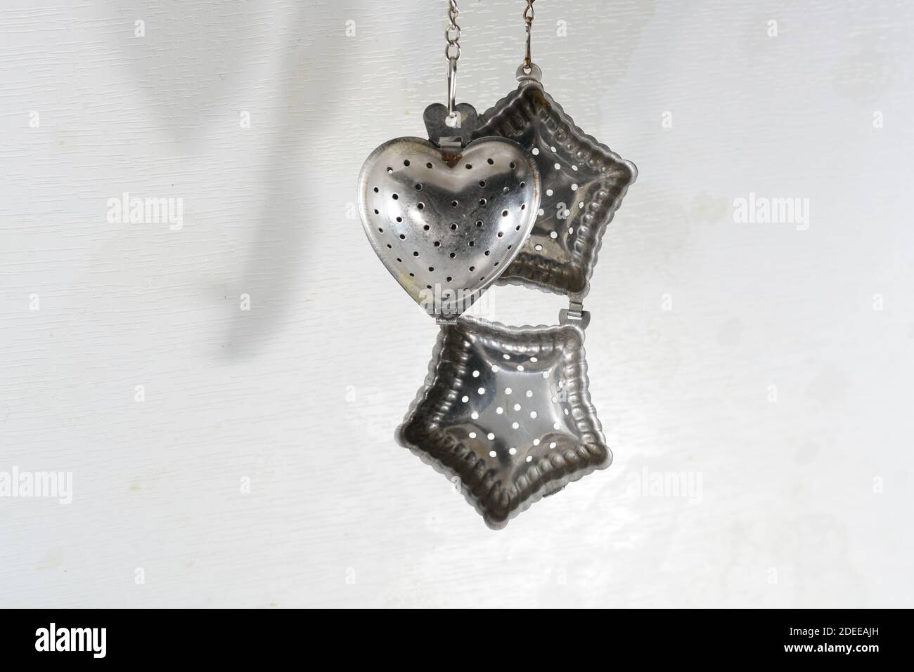 Ein Set aus Herz- und sternförmigen Metall-Teesieb Stockfoto