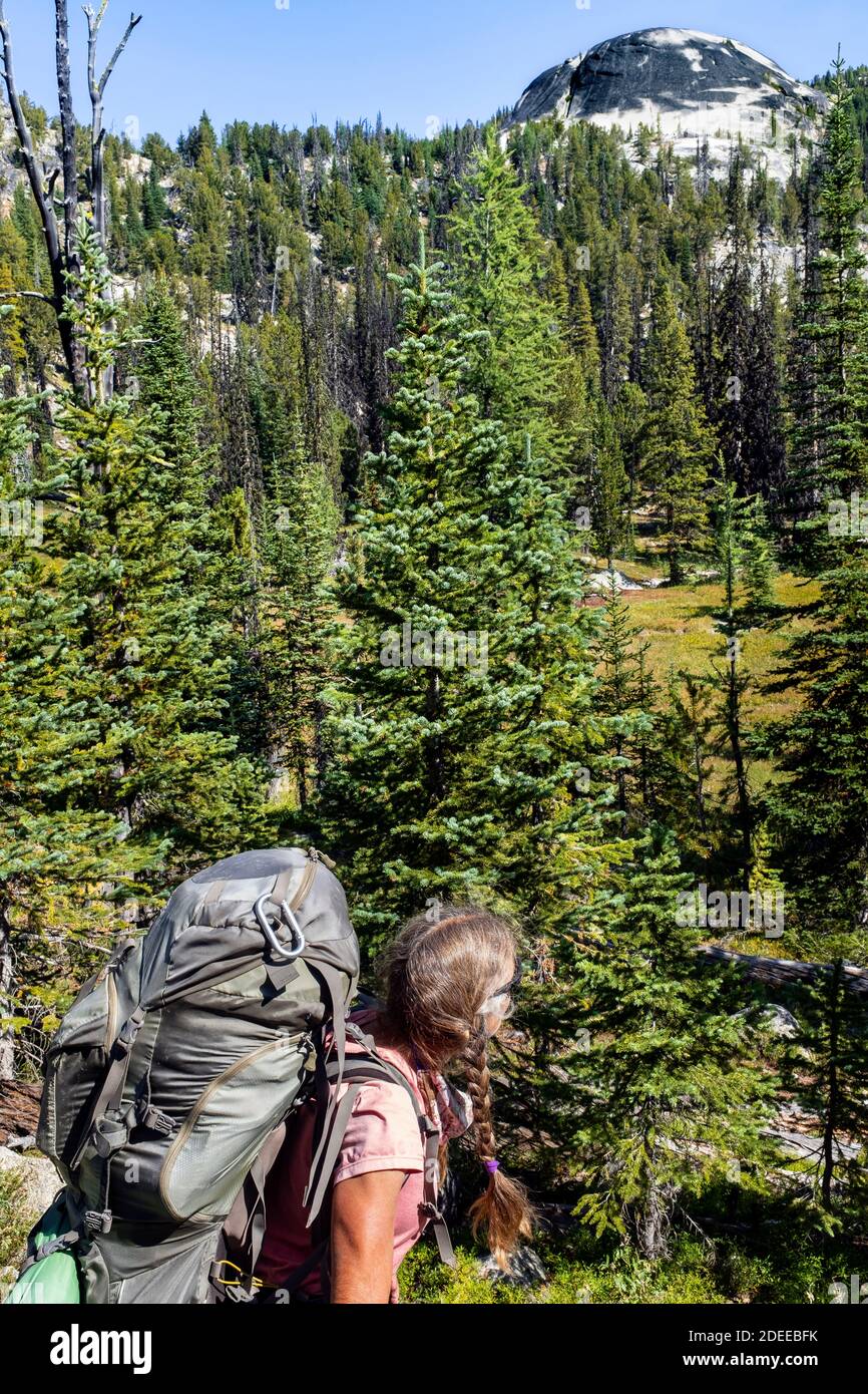 WA17708-00..... WASHINGTON - Frau, die am Teapot Dome entlang des Boundary Trail #533 östlich des Scheelite Pass in der Pasayten Wilderness, Okanog, vorbeikommt Stockfoto