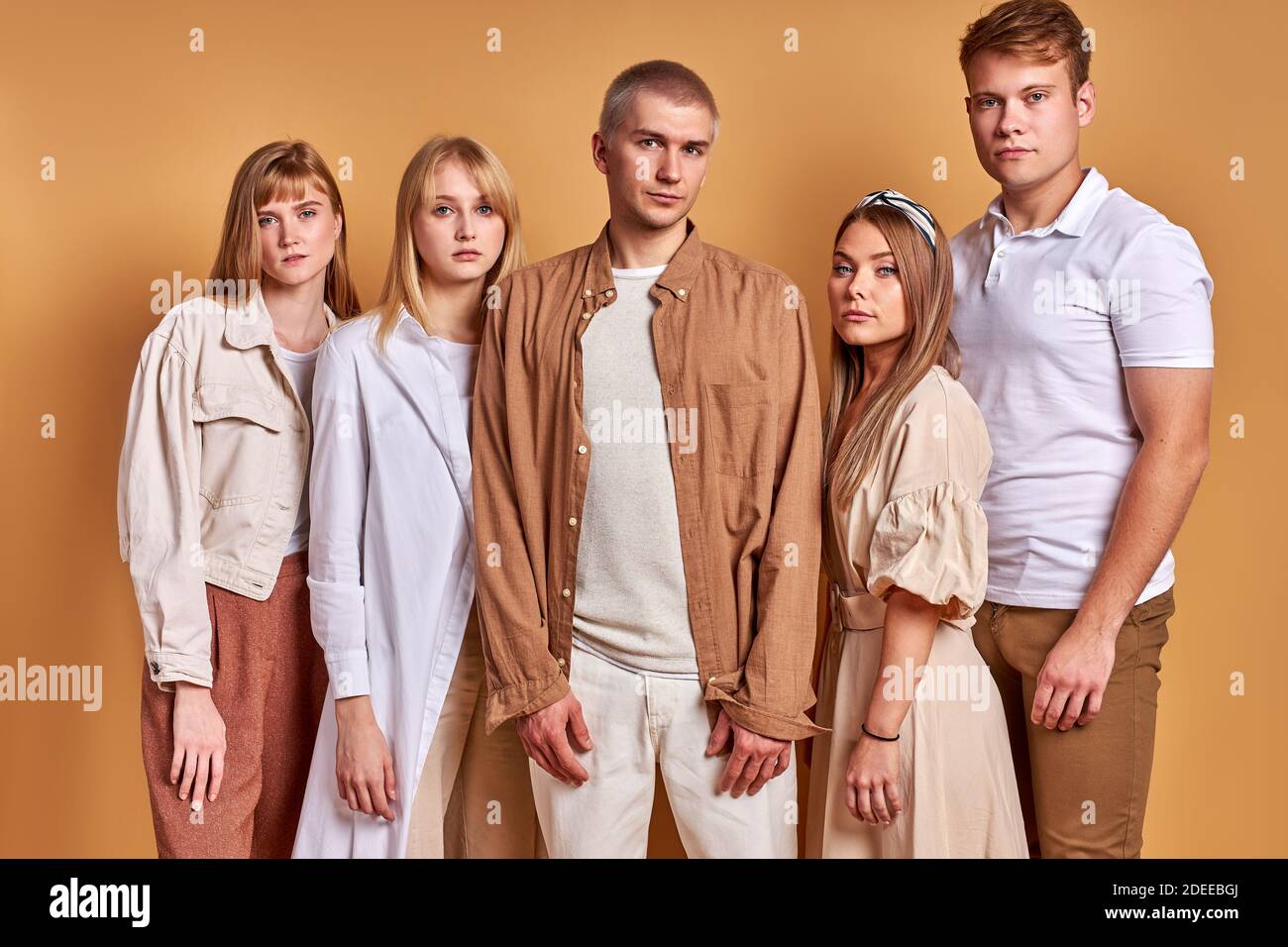 Ungewöhnliche Gruppe von außergewöhnlichen Jugend posiert in trendigen tragen, kaukasischen Modelle zuversichtlich Blick auf Kamera isoliert im Studio Stockfoto