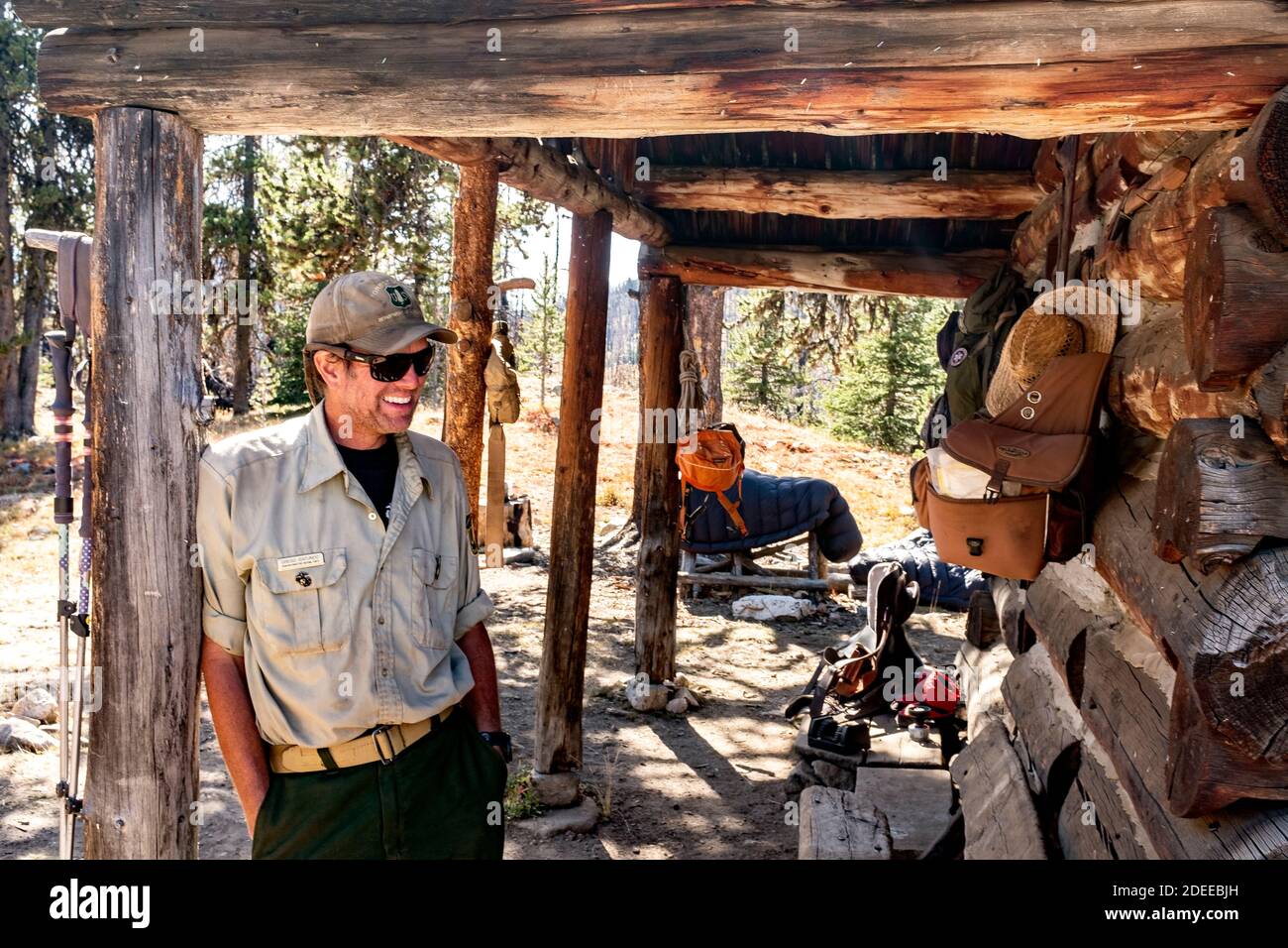 WA17710-00..... WASHINGTON - Backcountry Ranger Gregg Bafundo in seiner Hütte in der Nähe von bald Mountain entlang des Boundary Trail #533 in der Pasayten Wildnis, Stockfoto