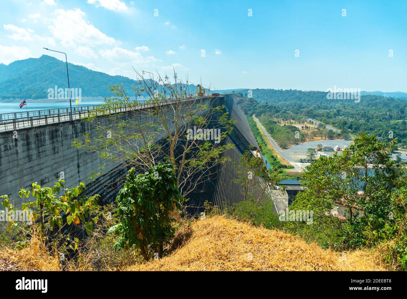 Khun Dan Dam ist eine neue Touristenattraktion von Nakhon Nayok, in dem Sie den Blick auf Khao sehen können Yai National Park aus dem Grat des Damms und Siehe Th Stockfoto