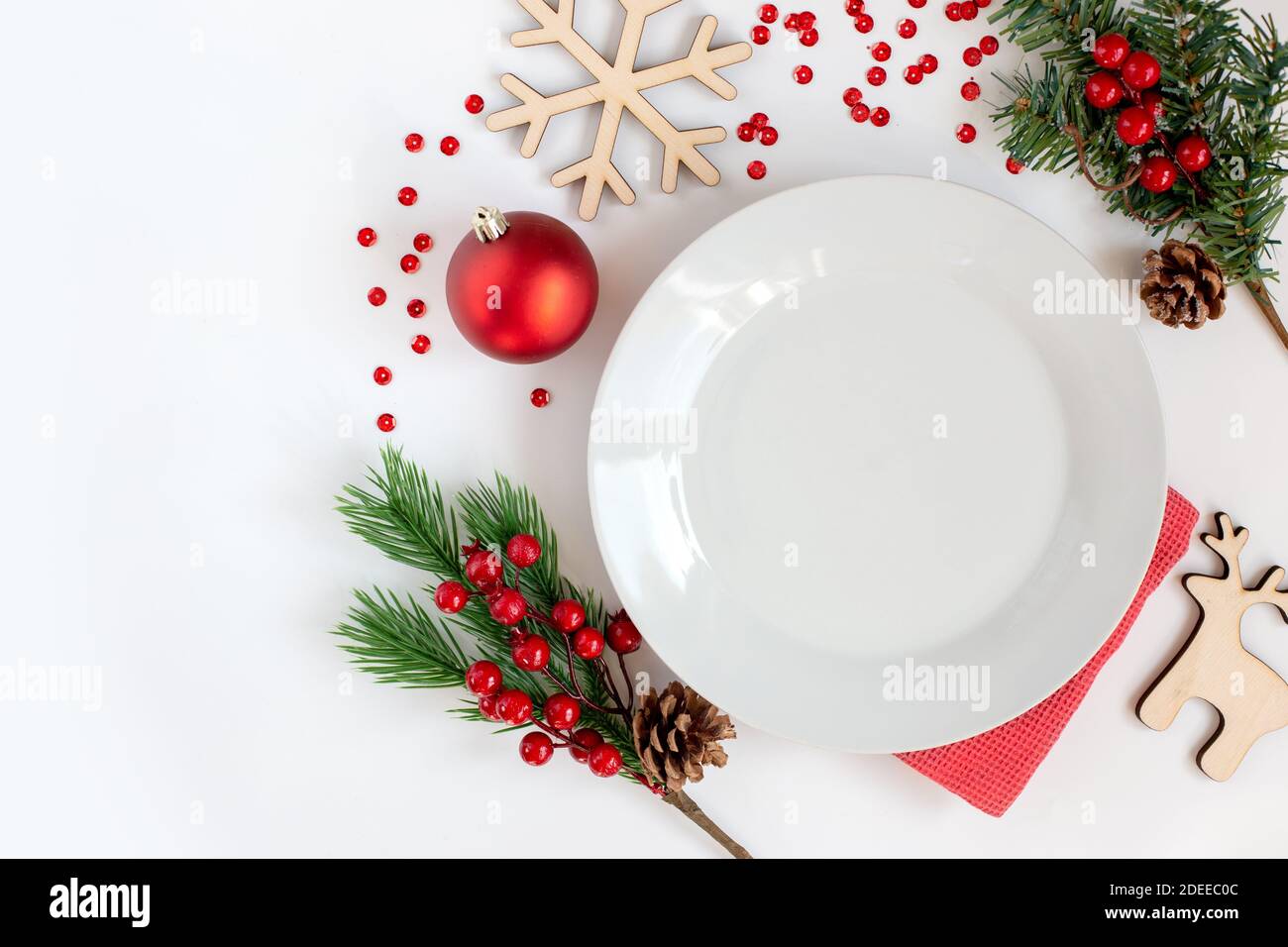 Weiß sauber runden Teller, auf einem weißen Tisch mit Weihnachtsschmuck Stockfoto