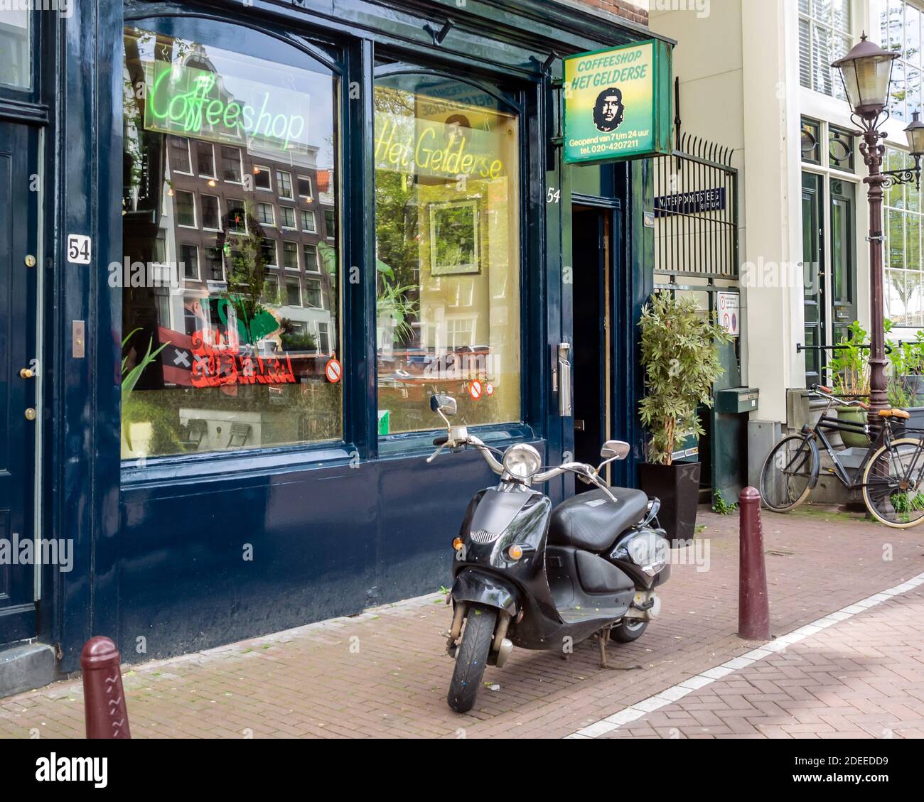AMSTERDAM, NIEDERLANDE - 01. MAI 2018: Außenansicht des Cannabisladens Het Gelderse und des Cafés auf der Geldersekade im Stadtzentrum Stockfoto