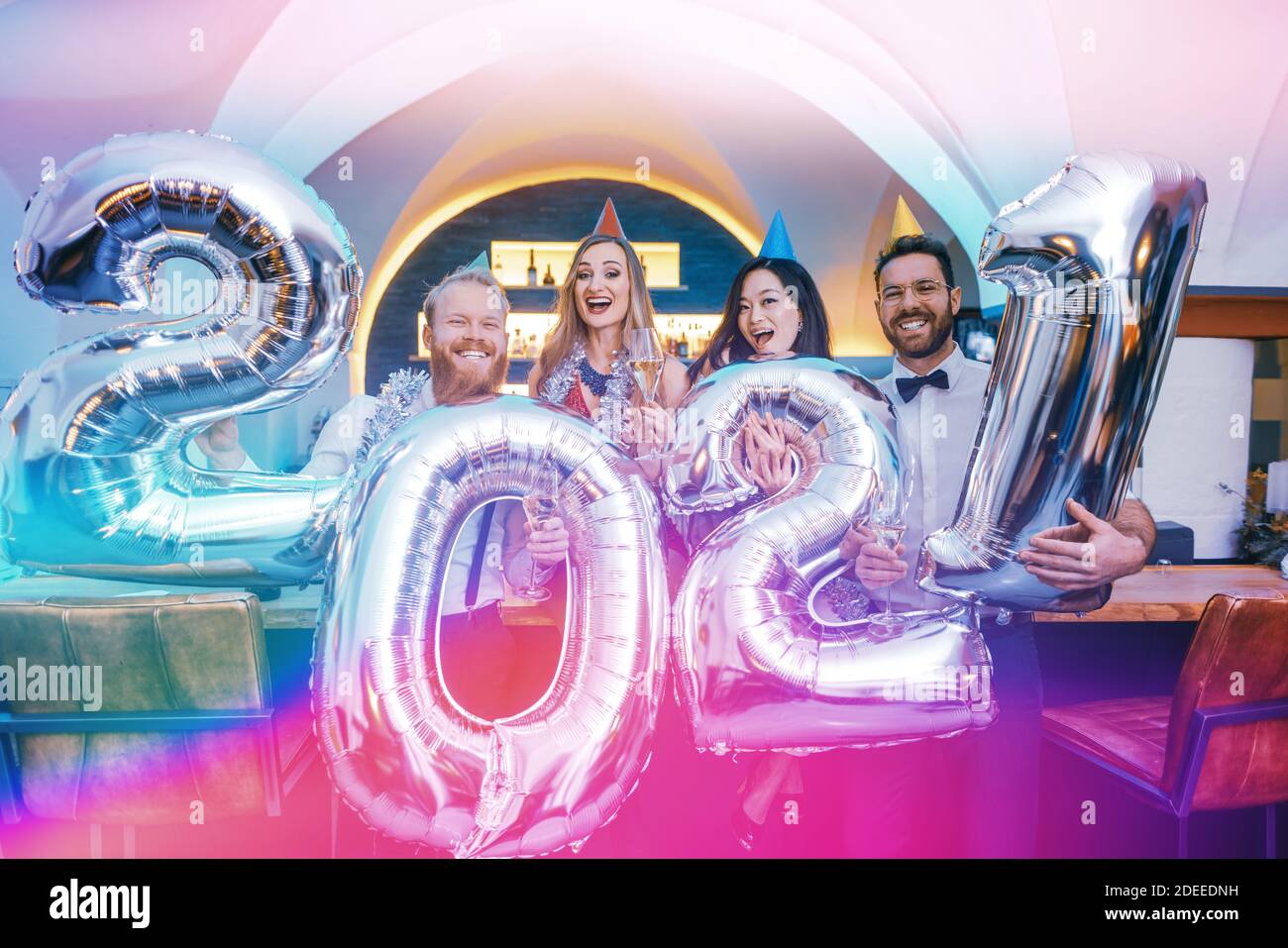 Party Menschen Frauen und Männer feiern Silvester 2021 Stockfoto