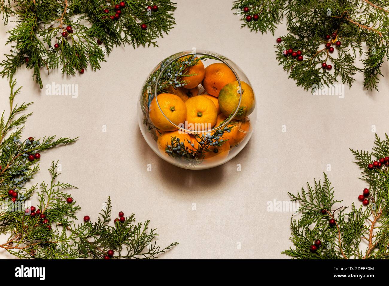 Süße Mandarinen aus Glas mit Kiefernzweigen und Kiefern verziert Kegel Stockfoto