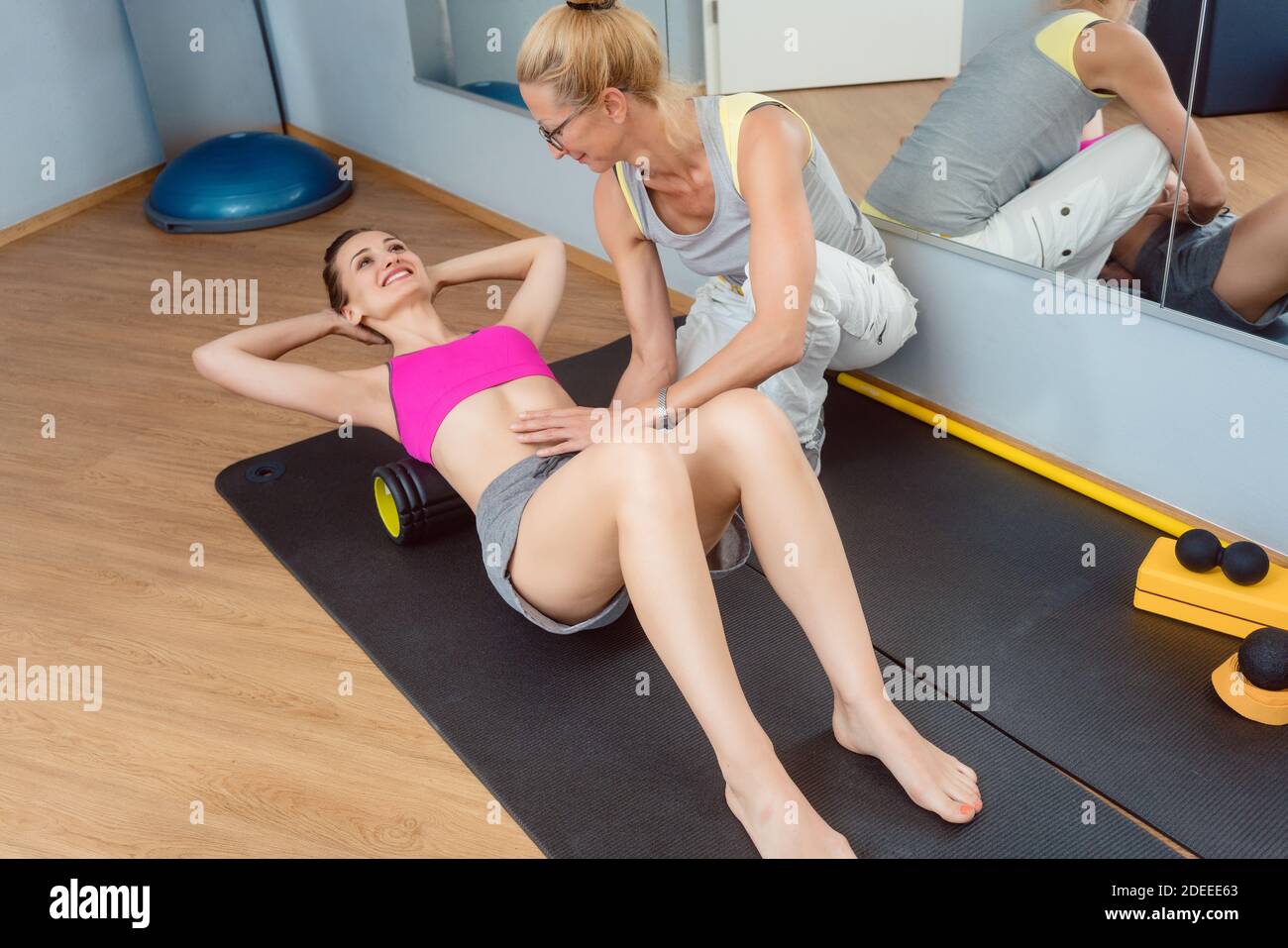 Faszientraining auf dem Rücken während der Physiotherapie Stockfoto