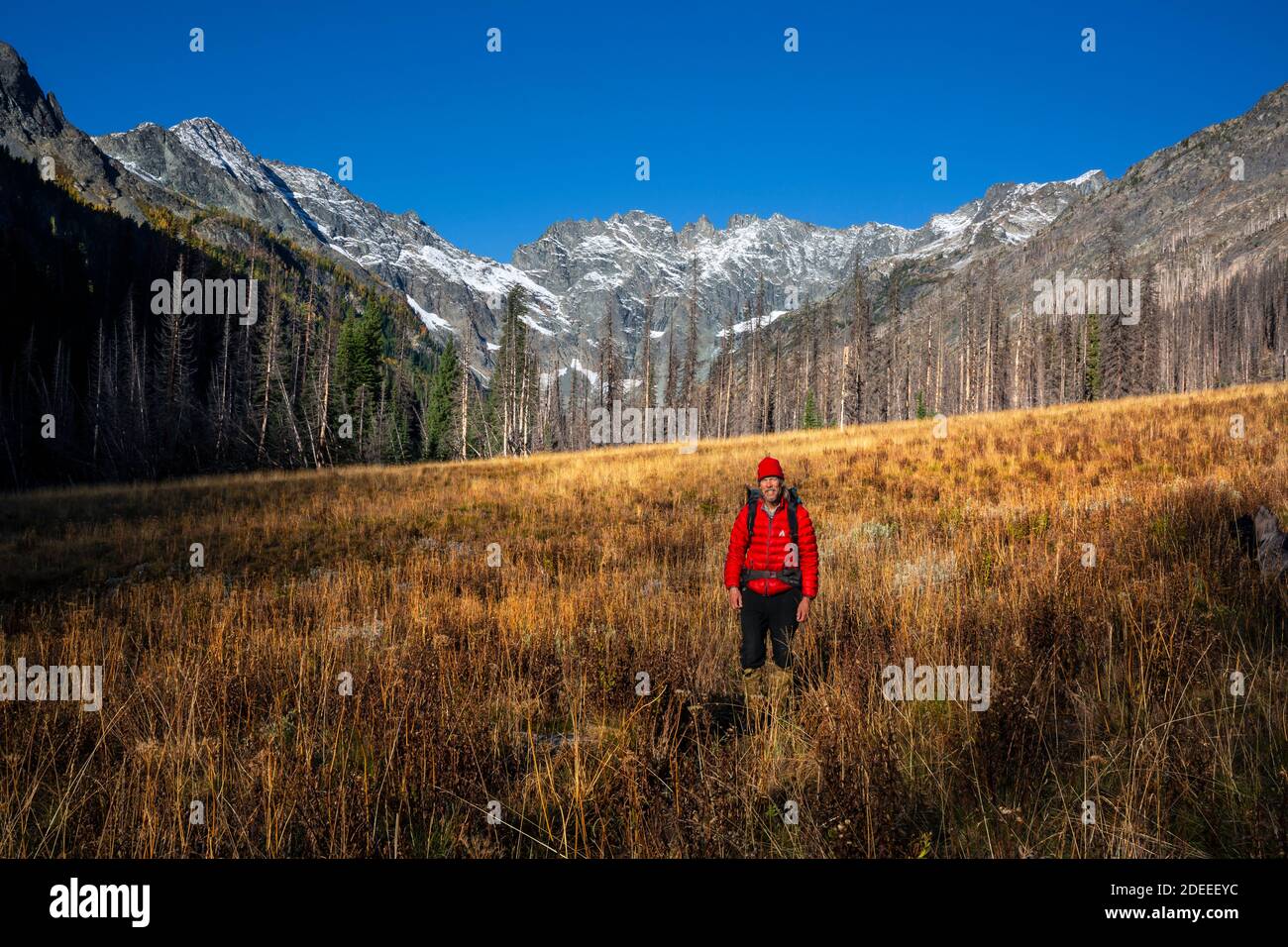 WA18610-00...WASHINGTON - Wanderer in den oberen Entiat Meadows mit Mount Mauder, Seven Fingered Jack und Mount Fernow am Ende des Tales in Glacie Stockfoto