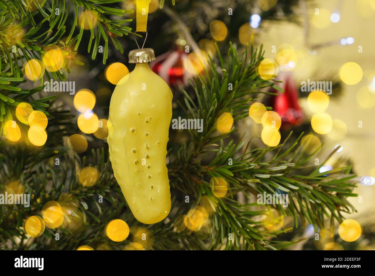 Glas russische Gurke - neue Jahre sowjetischen Weihnachtsbaum Spielzeug auf  einem Zweig der grünen Tanne Stockfotografie - Alamy