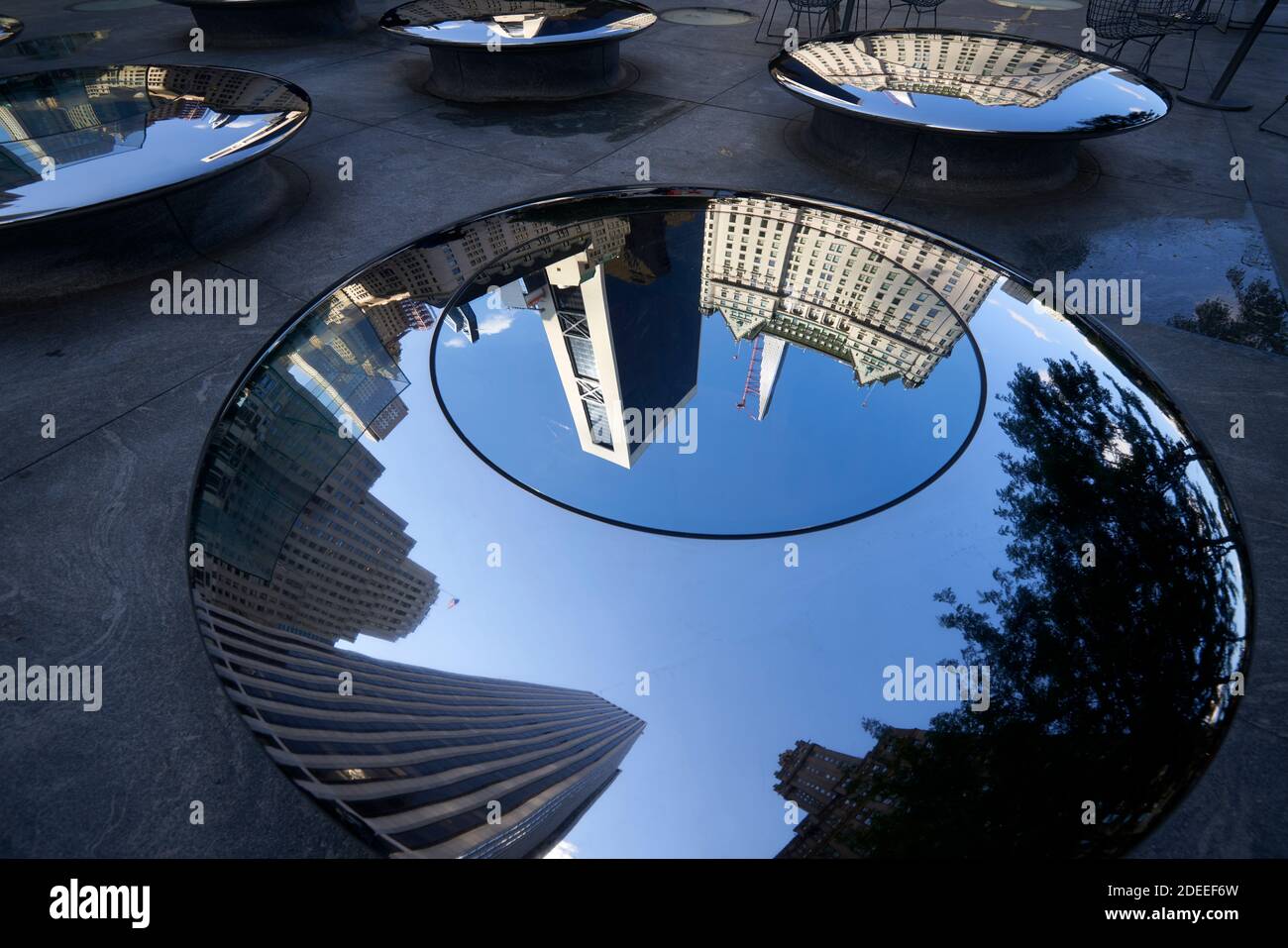 Das Plaza Hotel und die Skyline der umliegenden Gebäude sind spiegelbildlich Sitzplätze in New York City Stockfoto