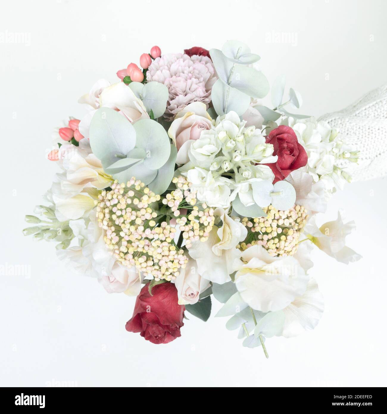 Zarte Hochzeitsstrauß in Pastelltönen von künstlichen Blumen Draufsicht close-up. Ein Ersatz Brautstrauß aus faux Blumen aus foamiran. Wertig Stockfoto