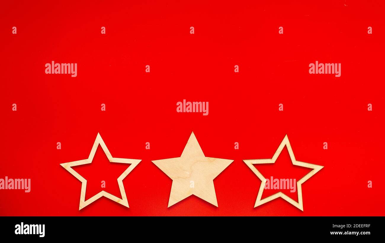 Breites Banner Roter Hintergrund mit drei Holzsternen am Unten in einer Reihe Stockfoto