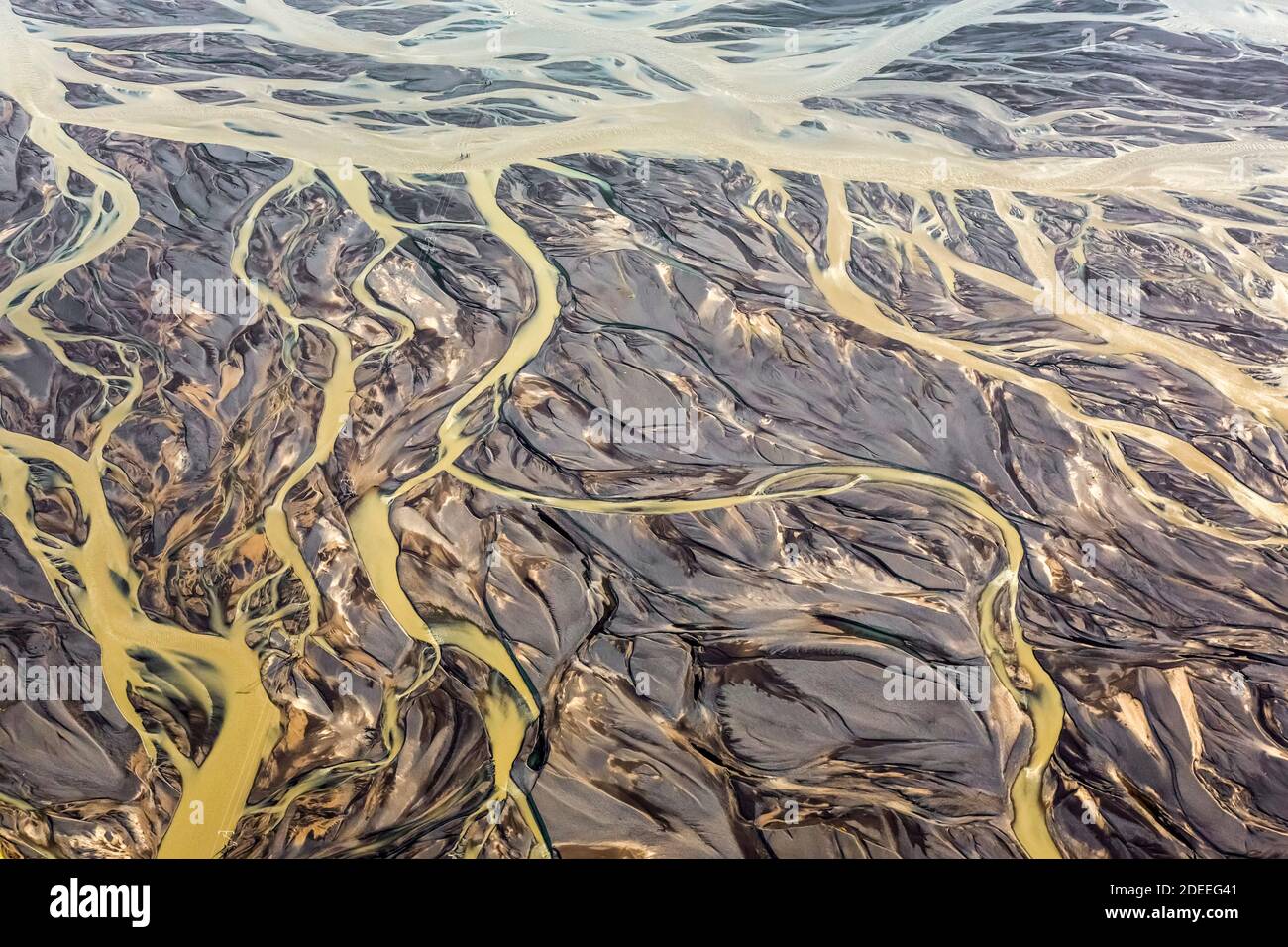 Luftaufnahme über das Markarfljot-Flussdelta, Sandurebene, gebildet aus Gletschersedimenten, die im Sommer von Schmelzwasser nach außen abgelagert wurden, Island Stockfoto