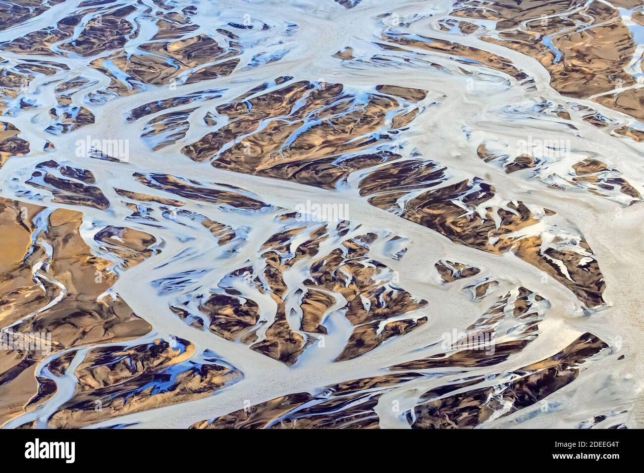 Luftaufnahme über das Markarfljot-Flussdelta, Sandurebene, gebildet aus Gletschersedimenten, die im Sommer von Schmelzwasser nach außen abgelagert wurden, Island Stockfoto