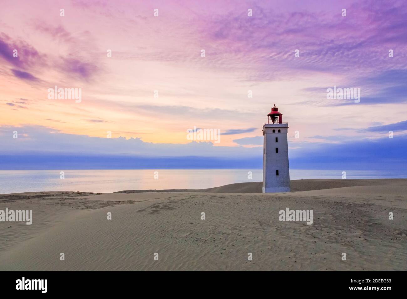 Rubjerg Knude Fyr / Rubjerg Knude Leuchtturm auf dem Gipfel des Lønstrup Klint im Abendlicht, Hjørring, Nordjütland, Dänemark Stockfoto