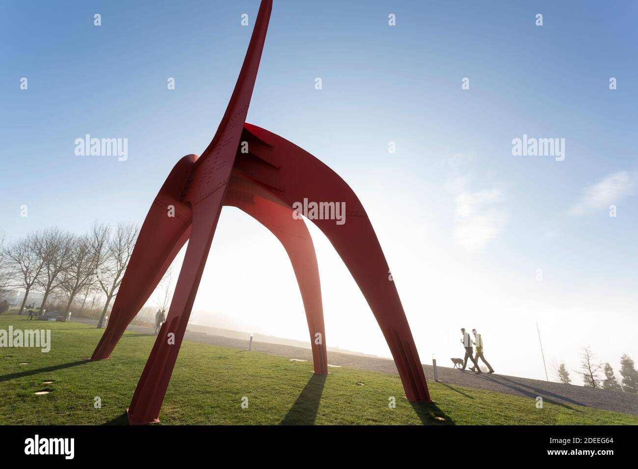 Besucher laufen am Sonntag, den 29. November 2020, am Adler von Alexander Calder im Olympic Sculpture Park vorbei, während Nebel die Elliott Bay in Seattle verdeckt. Stockfoto