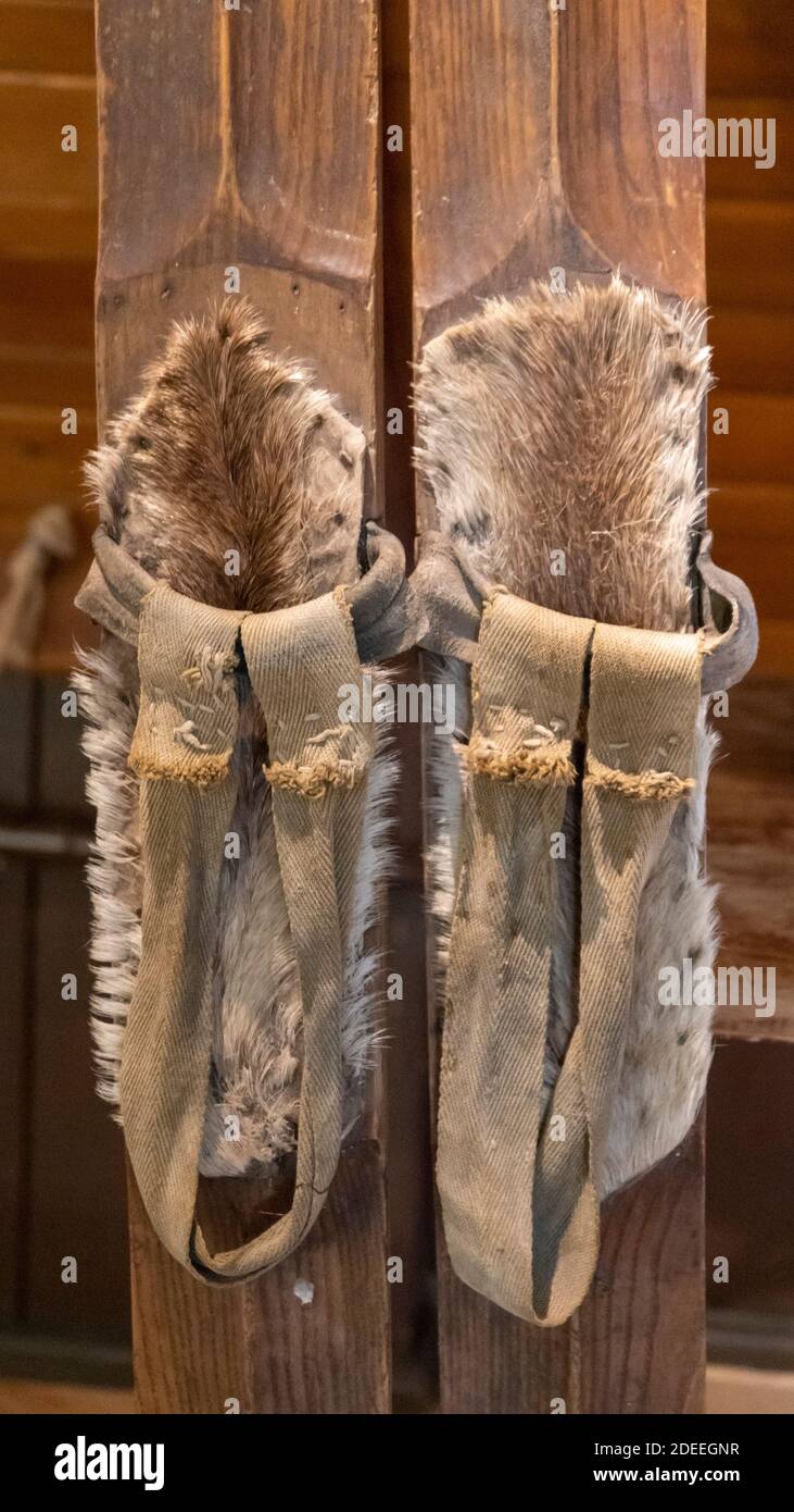 Alte Holzski Mit Antiken Leder Ski Bindungen Retro-Stil. Stockfoto