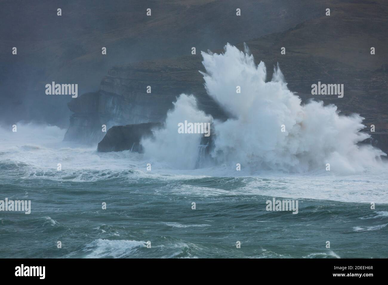 Sturm und große Wellen von La Ojerada aus gesehen. Cabo Quejo Kantabrische See. Arnuero. Kantabrien. Spanien. Europa Stockfoto