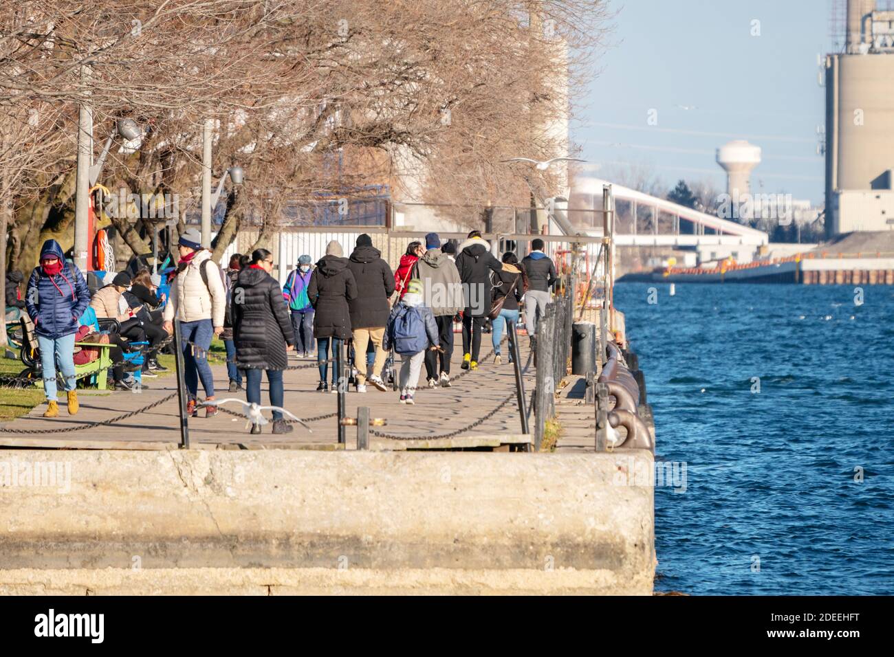 Menschenmassen verbringen einen sonnigen Tag am Toronto Island Ferry Dock entlang der Uferpromenade während der Spitze der Covid-19 Pandemie am 28. November 2020 Stockfoto