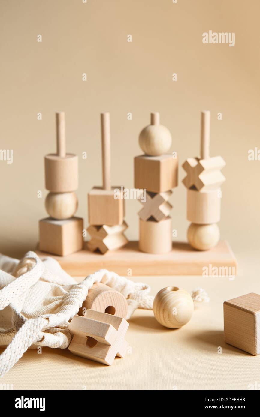 Kinderspielzeug aus Holz. Sequenzierung Blöcke Lernressource für die Ausbildung von Formen, Feinmotorik, Hand Auge Koordination, mathematische Fähigkeiten. Natur Stockfoto