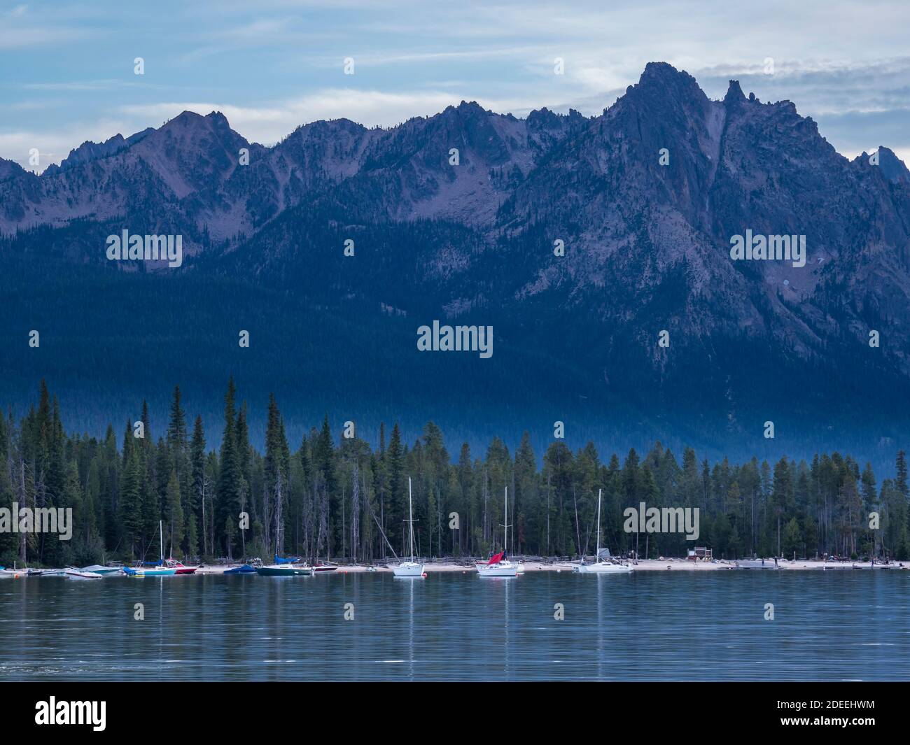 Die Boote liegen in der Nähe von Bootsanlegestellen, Redfish Lake, Sawtooth National Recreation Area, Stanley, Idaho. Stockfoto