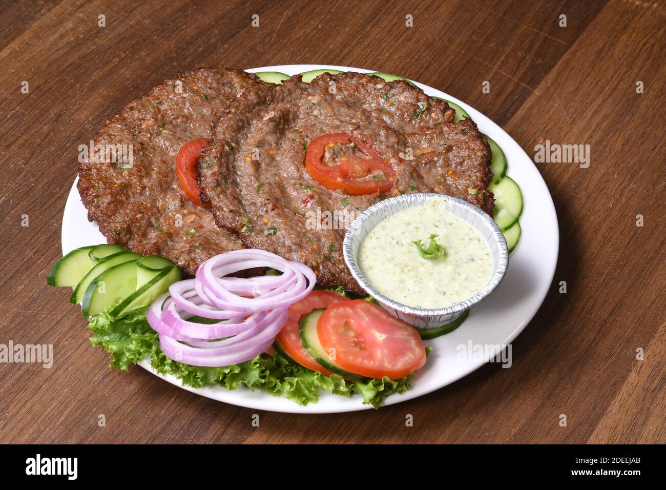 Pakistanische und indische traditionelle Küche Chapli Kabab mit Raita-Salat auf Platte Stockfoto