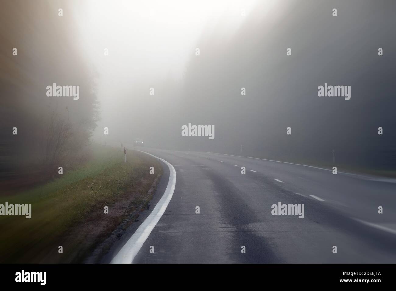 Das Fahren auf der Landstraße im Nebel. Abbildung: Gefahren des Fahrens bei schlechtem Wetter: Neblig, hart voran zu sehen Stockfoto