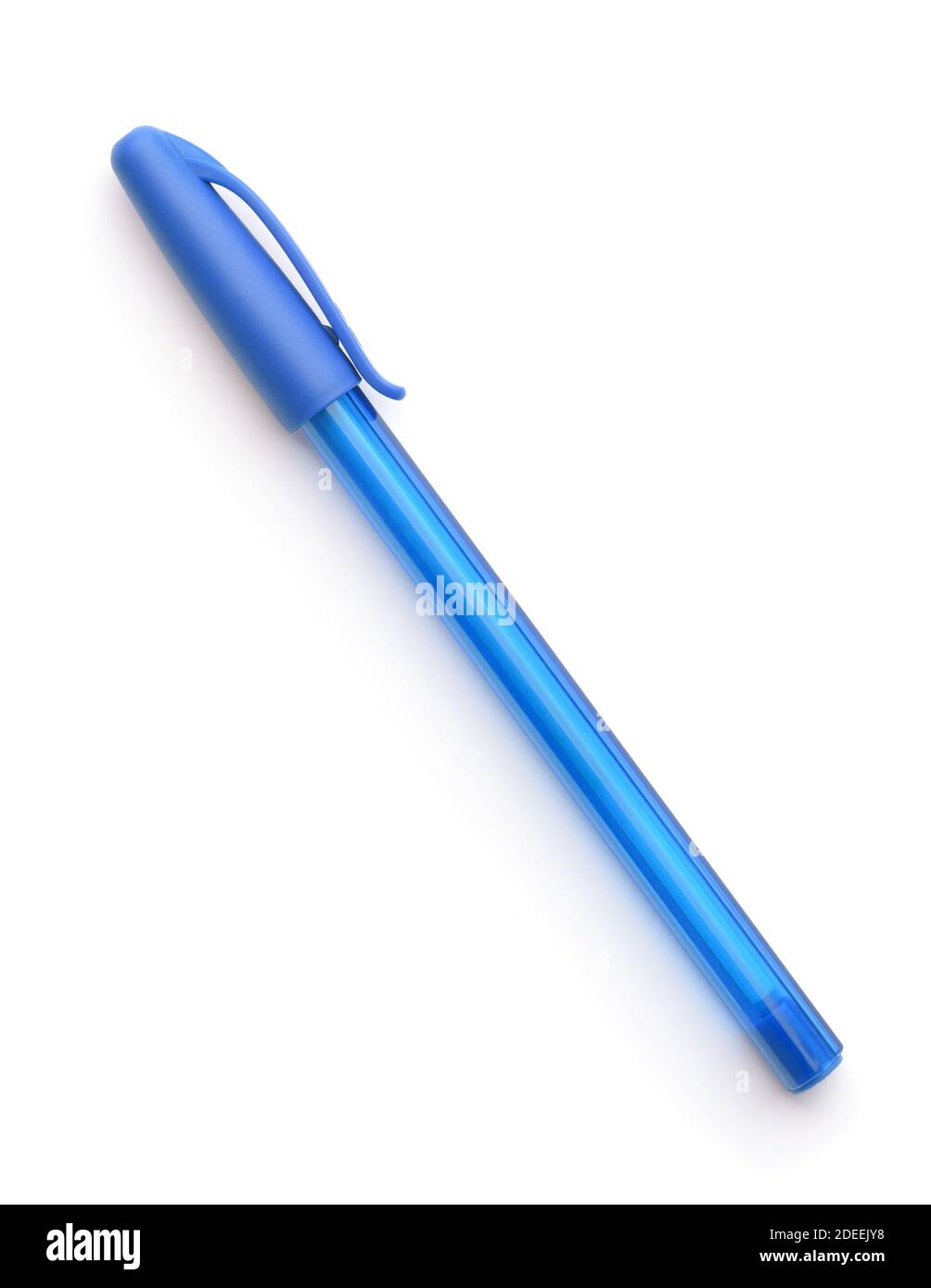 Geschlossener blauer Kunststoff Einweg-Kugelschreiber isoliert auf weiß Stockfoto