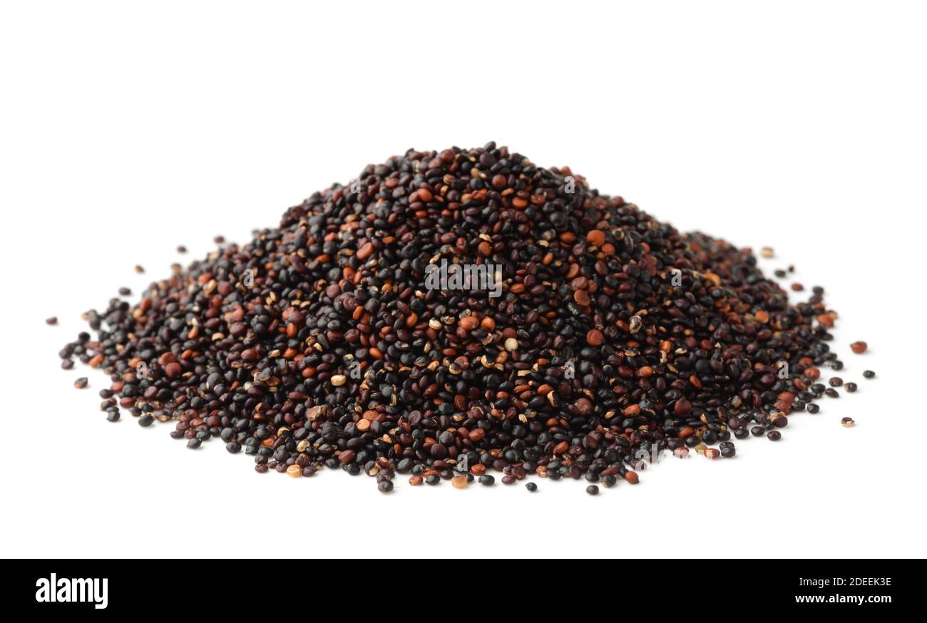 Stapel von schwarzen Quinoa-Samen auf Weiß gelötet Stockfoto