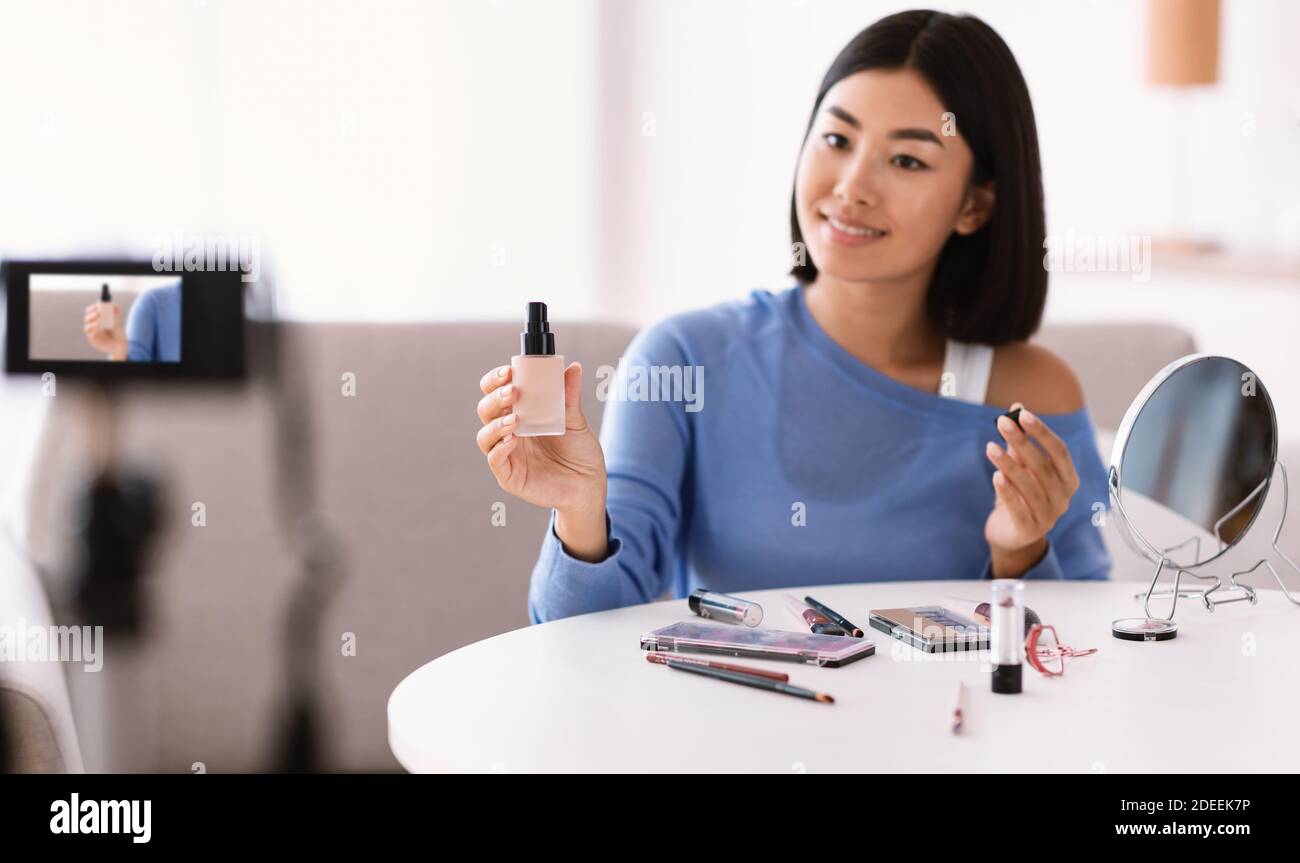 Asiatische Frau Aufnahme Ihre Schönheit Blog, Zeigt Stiftung Stockfoto