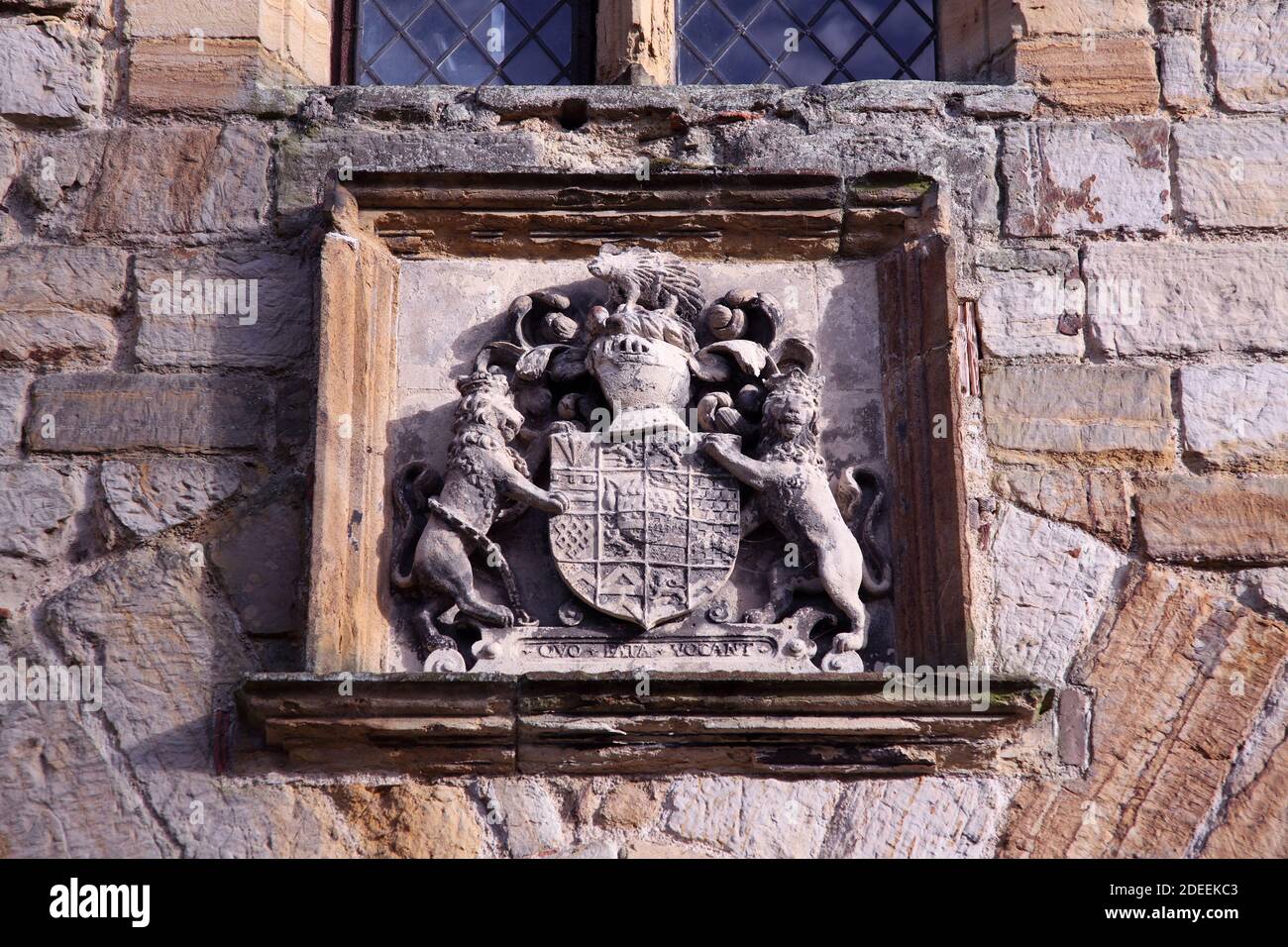 Sidney Familie Wappen Stein Wappen auf Penshurst Platz Spätmittelalterliches historisches Gebäude aus dem 14. Jahrhundert Stockfoto