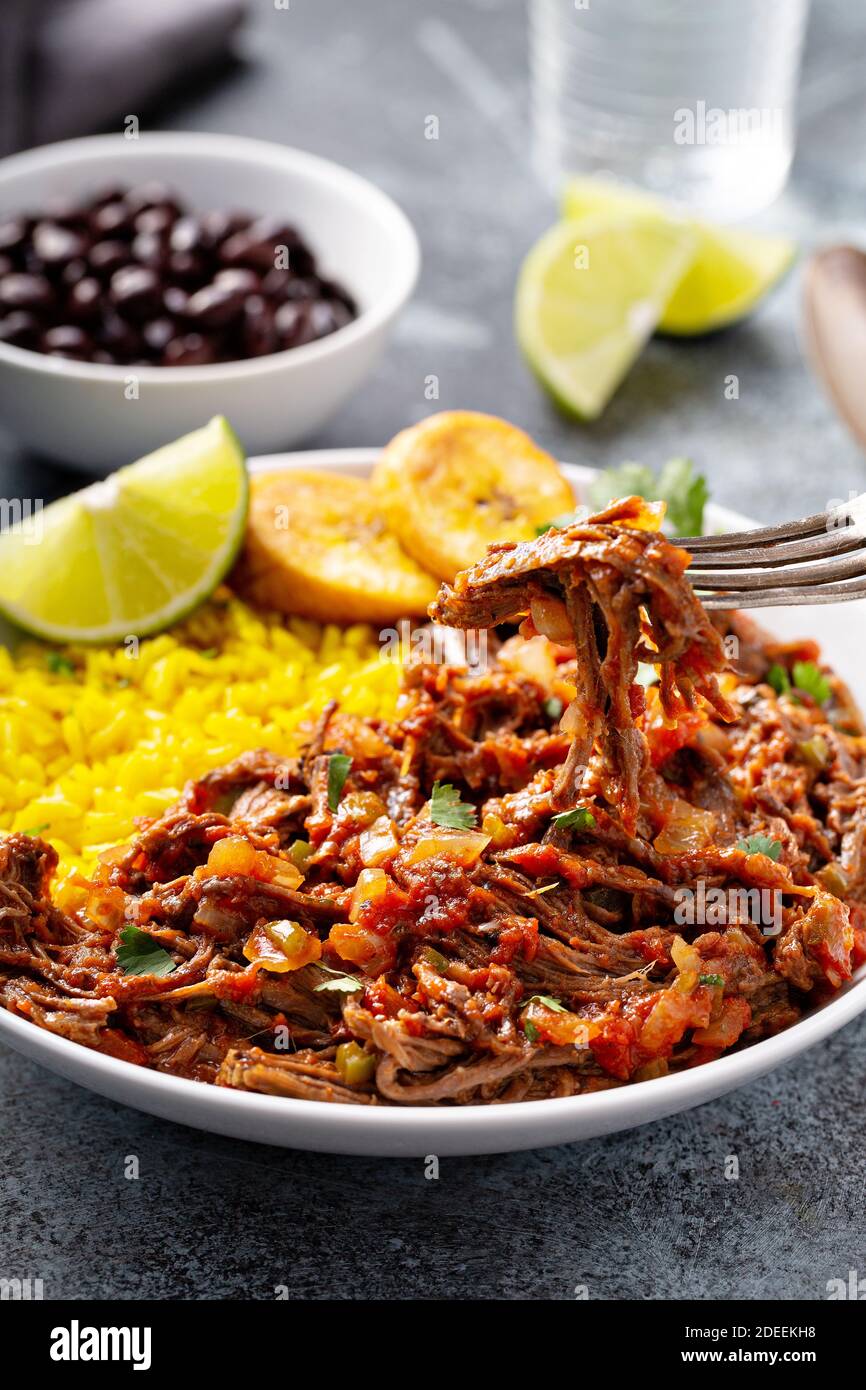 Ropa vieja, Flankensteak mit Reis Stockfoto