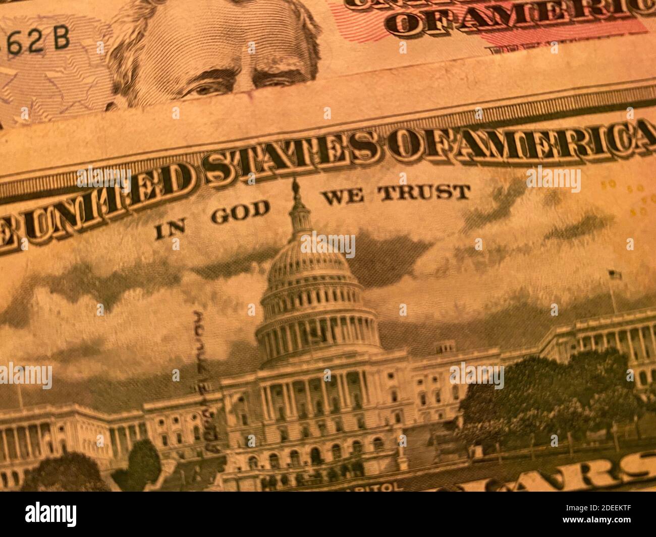 Obwohl es in den Vereinigten Staaten eine Trennung von Kirche und Staat gibt, heißt es in seiner Währung: "In God We Trust" Stockfoto